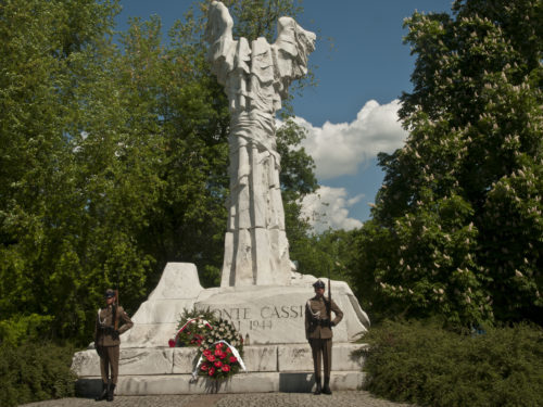 Złożenie wieńca pod Pomnikiem Bohaterów Bitwy o Monte Cassino